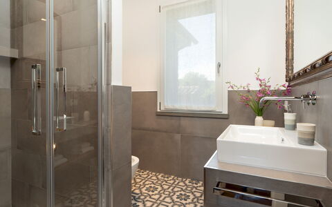 Villa la Casina 4: Salle De Bains, Mur, Sol, Design Intérieur, Luminaire Plomberie, Sol, Lavabo, Domicile, Robinet, Plomberie