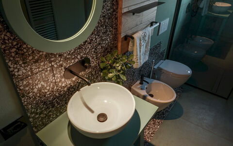 Agriresort Bacaringhe 13: Design Intérieur, Luminaire Plomberie, Lavabo, Salle De Bains, Évier, Plomberie, Luminaire, Miroir, Robinet, Plante D'Appartement