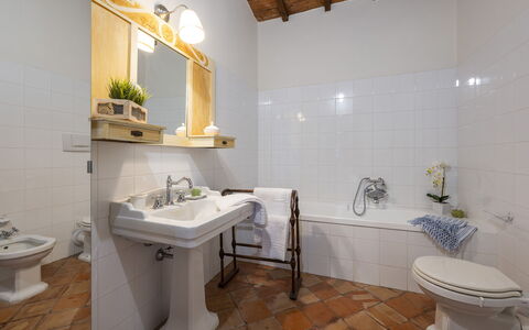Podere Casanovina 12: Salle De Bains, Luminaire Plomberie, Sol, Design Intérieur, Lavabo, Sol, Évier, Robinet, Plomberie, Toilette