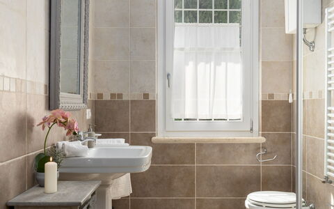 La Casetta 12: Salle De Bains, Luminaire Plomberie, Design Intérieur, Évier, Sol, Robinet, Sol, Plomberie, Lavabo, Toilette