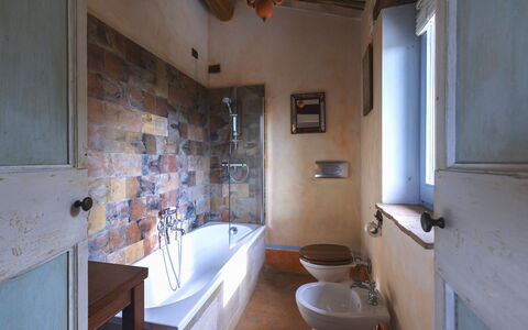 Villa Aperolli 4: Mur, Luminaire Plomberie, Salle De Bains, Sol, Baignoire, Design Intérieur, Sol, Robinet, Plomberie, Plafond