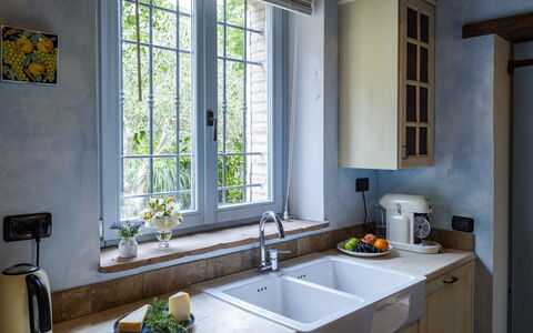 Villa Aperolli 4: Bois, Luminaire Plomberie, Robinet, Comptoir, Design Intérieur, Évier, Cuisine, Domicile, Evier, Plomberie