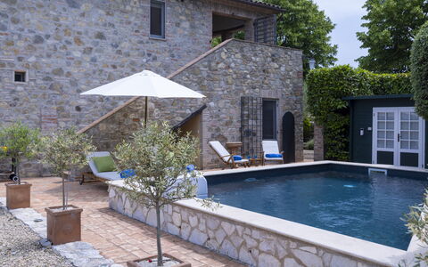 Villa Aperolli 4: Piscine, Recours, Maison, Zone Résidentielle, Domicile, Mobilier De Jardin, Composite, Porte, Biens, Pot De Fleur