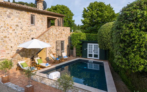 Villa Aperolli 4: Piscine, L'Eau, Recours, Maison, Eco Hôtel, Biens, Jardin, Caractéristique De L'Eau, Parapluie, Mobilier De Jardin