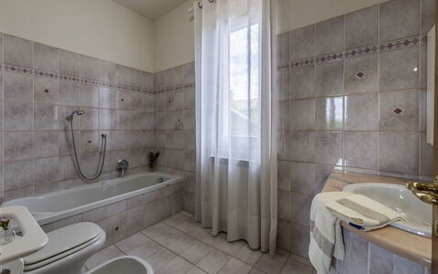 Podere Gellino 14: Sol, Luminaire Plomberie, Salle De Bains, Sol, Design Intérieur, Robinet, Plomberie, Évier, Tuile, Pièce