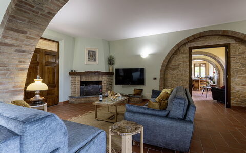 Podere Gellino 14: Meubles, Mur, Design Intérieur, Sol, Plafond, Canapé, Sol, Pièce, Éclairage, Salon