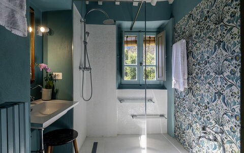 Case Novole 10: Bleu, Mur, Luminaire Plomberie, Salle De Bains, Design Intérieur, Lavabo, Évier, Sol, Robinet, Plomberie
