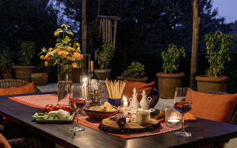 Case Novole 10: Meubles, Vaisselle, Table, Nappe De Table, Drinkware, Aliments, Serveware, Design Intérieur, Chaise, Pot De Fleur