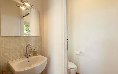 Brightline Villa 8: Salle De Bains, Lavabo, Luminaire Plomberie, Mur, Sol, Design Intérieur, Sol, Miroir, Évier, Plomberie