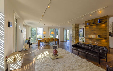Brightline Villa 8: Sol, Sol, Design Intérieur, Meubles, Bois, Plafond, Parquet, Canapé, Éclairage, Salon