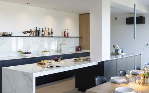 Casa dei Fiamminghi 10+2: Design Intérieur, Cuisine, Meubles, Comptoir, Mur, Sol, Éclairage, Cabinetry, Plafond, Sol