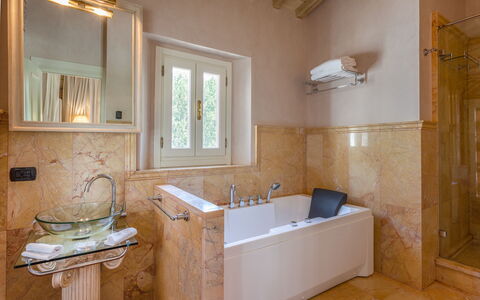 Villa Ginevra 12: Luminaire Plomberie, Baignoire, Salle De Bains, Sol, Mur, Design Intérieur, Sol, Robinet, Évier, Plomberie