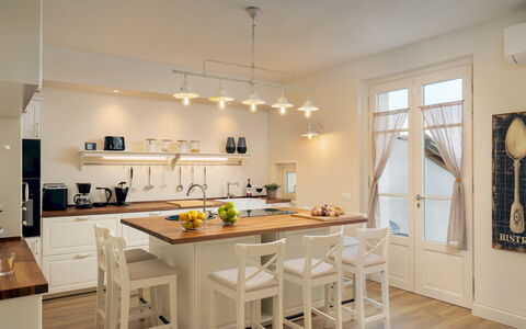 Villa Francesca 10: Meubles, Design Intérieur, Sol, Luminaire, Cuisine, Bois, Sol, Plafond, Comptoir, Chaise