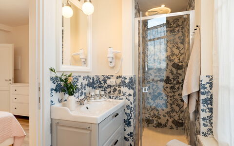 Villa Francesca 10: Design Intérieur, Sol, Sol, Luminaire Plomberie, Salle De Bains, Lavabo, Armoire De Toilette, Textile, Meubles, Évier