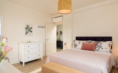 Villa Francesca 10: Meubles, Lit, Design Intérieur, Chambre, Mur, Literie, Sol, Sol, Drap De Lit, Pièce