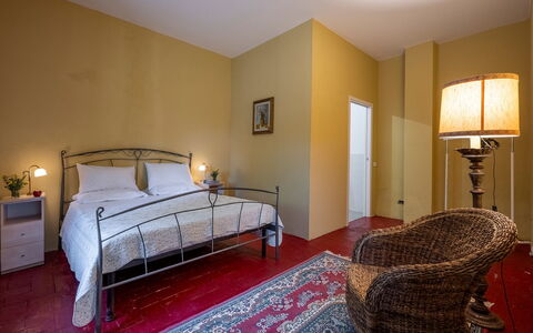 Podere Sant'Eugenio 14: Mur, Design Intérieur, Lit, Sol, Sol, Chambre, Meubles, Bois, Drap De Lit, Plafond