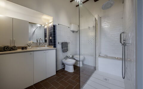 Il Castellare 14: Sol, Salle De Bains, Sol, Luminaire Plomberie, Design Intérieur, Plafond, Plomberie, Pièce, Robinet, Douche