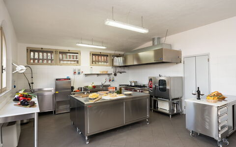 Villa le Beringhe 30: Appareil De Cuisine, Cuisine, Principaux Appliance, Comptoir, Électroménager, Éclairage, Sol, Meubles, Cuisinière, Cabinetry
