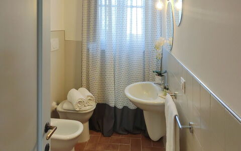 Villa le Beringhe 30: Sol, Sol, Design Intérieur, Luminaire Plomberie, Salle De Bains, Plomberie, Pièce, Lavabo, Robinet, Évier