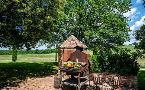 Villa le Beringhe 30: Arbre, Jardin, Lot Terre, Pelouse, Arrière-Cour, Ombre, Cour, Parc, Aménagement Paysager, Structure En Plein Air
