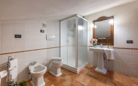 La Burraia 18: Sol, Design Intérieur, Luminaire Plomberie, Sol, Meubles, Évier, Plafond, Robinet, Salle De Bains, Pièce