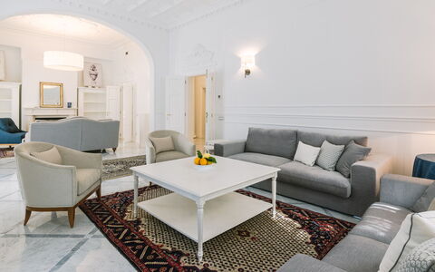 Villa la Perla Bianca 10: Meubles, Design Intérieur, Canapé, Sol, Salon, Sol, Plafond, Table, Pièce, Éclairage