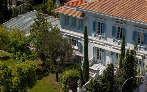 Villa la Perla Bianca 10: Bâtiment, Domicile, Maison, Zone Résidentielle, Façade, Biens, Manoir, Fenêtre À Guillotine, Villa, Moulage