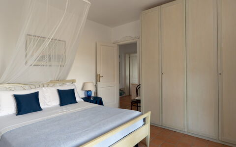 Villa Perelle 8: Meubles, Lit, Chambre, Design Intérieur, Sol, Mur, Sol, Drap De Lit, Literie, Bois