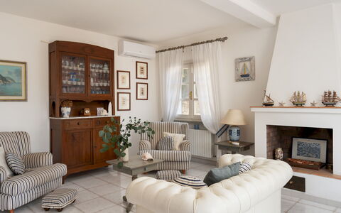 Villa Perelle 8: Meubles, Design Intérieur, Canapé, Sol, Bois, Salon, Pièce, Sol, Éclairage, Table