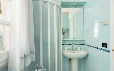 Villa Perelle 8: Bleu, Salle De Bains, Luminaire Plomberie, Design Intérieur, Sol, Sol, Plomberie, Robinet, Lavabo, Évier