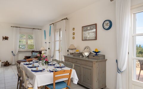 Villa Perelle 8: Meubles, Design Intérieur, Chaise, Table, Sol, Table Cuisine Et Salle A Manger, Sol, Pièce, Salle À Manger, Plafond