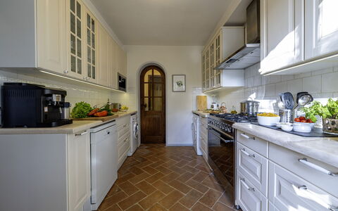 Podere Vernine di Sotto 14: Cuisine, Comptoir, Sol, Design Intérieur, Cabinetry, Appareil De Cuisine, Bois, Principaux Appliance, Sol, Meubles