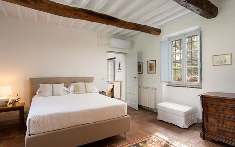 Villa delle Silerchie 10: Meubles, Lit, Design Intérieur, Chambre, Mur, Sol, Literie, Drap De Lit, Sol, Bois