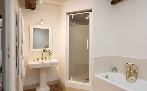 Villa delle Silerchie 10: Design Intérieur, Mur, Salle De Bains, Luminaire Plomberie, Sol, Sol, Plafond, Éclairage, Plomberie, Domicile