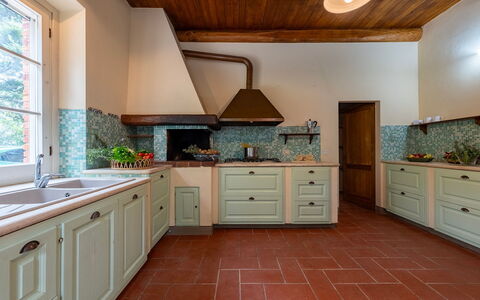 Sangiovese 14: Cuisine, Comptoir, Design Intérieur, Cabinetry, Bois, Sol, Appareil De Cuisine, Plafond, Pièce, Meubles