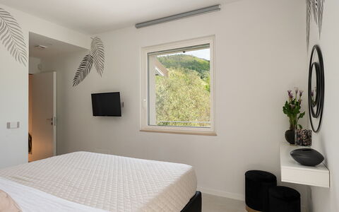Villa Lunezia 6: Lit, Meubles, Design Intérieur, Chambre, Mur, Literie, Drap De Lit, Bois, Domicile, Plafond