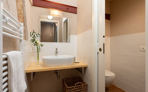 Il Poggione 10: Salle De Bains, Mur, Luminaire Plomberie, Sol, Lavabo, Sol, Bois, Design Intérieur, Évier, Siège De Toilette