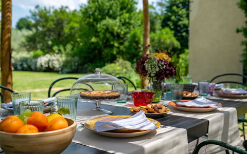 Villa Collegigliato 8: Aliments, Vaisselle, Meubles, Serveware, Table, Fruit, Vaisselle, Assiette, Nappe De Table, Drinkware