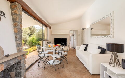 Villa Althaea 6: Meubles, Canapé, Domicile, Salon, Chaise, Plafond, Recours, Table Cuisine Et Salle A Manger
