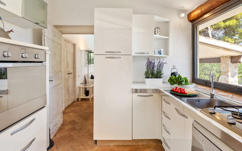 Villa Althaea 6: Appareil De Cuisine, Cuisine, Comptoir, Principaux Appliance, Design Intérieur, Cabinetry, Meubles, Sol, Électroménager, Bois
