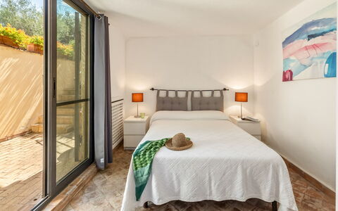 Villa Althaea 6: Meubles, Design Intérieur, Mur, Sol, Sol, Lit, Bois, Chambre, Pièce, Plafond