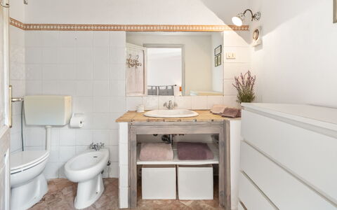 Villa Althaea 6: Salle De Bains, Lavabo, Luminaire Plomberie, Évier, Siège De Toilette, Design Intérieur, Toilette, Sol, Robinet, Sol