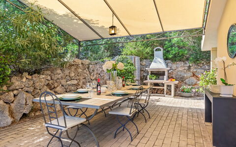 Villa Althaea 6: Meubles, Table, Mobilier De Jardin, Chaise, Table Cuisine Et Salle A Manger, Tableau De Plein Air, Pot De Fleur, Jardin, Ombre, Patio