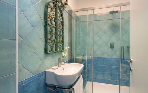 Villa Il Faro 10: Bleu, Salle De Bains, Luminaire Plomberie, Design Intérieur, Sol, Sol, Plomberie, Tuile, Miroir, Robinet