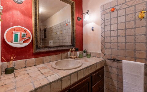 Colle Calzolaro 8: Mur, Sol, Design Intérieur, Lavabo, Luminaire Plomberie, Sol, Salle De Bains, Plafond, Éclairage, Évier