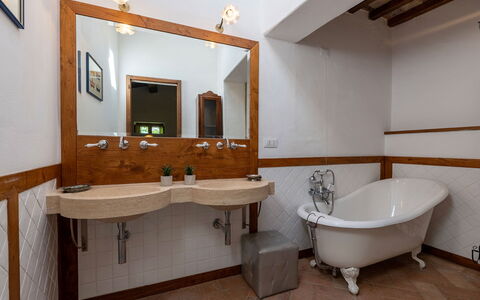 Villa Palazzolo 8: Lavabo, Luminaire Plomberie, Design Intérieur, Sol, Salle De Bains, Évier, Robinet, Sol, Plomberie, Éclairage