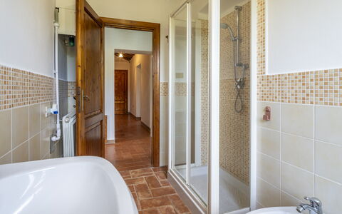 Casale le Lupe Apartments: Sol, Luminaire Plomberie, Sol, Design Intérieur, Plafond, Salle De Bains, Plomberie, Robinet, Pièce, Porte
