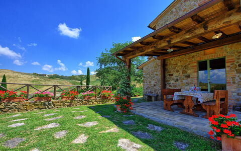 Castelmuzio: Propriété, Paysage Naturel, Ciel, Herbe, Maison, Cour, Bâtiment, Immobilier, Domicile, Jardin