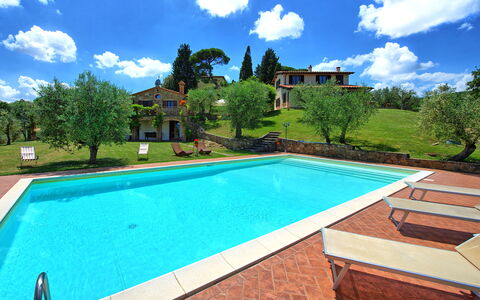 Villa Ulivi: Nuage, L'Eau, Ciel, Plante, Propriété, Piscine, Bâtiment, Bleu Azur, Arbre, Rectangle