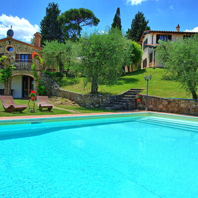 Villa Ulivi: Nuage, L'Eau, Plante, Ciel, Propriété, Bâtiment, Piscine, Bleu Azur, Bleu, Vert